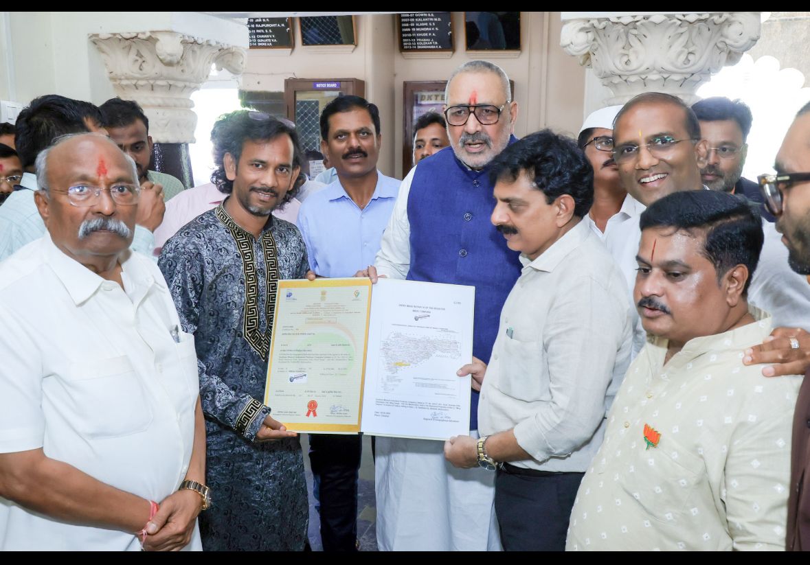 Image of  Sawantwadi Wooden Craft" & "Miraj Musical Instruments" artisans received GI certificates from Hon'ble Union Textiles Minister Sh. Giriraj Singh & Hon'ble Textiles Minister for Maharashtra Sh. Sanjayji in Ichalkaranji, Kolhapur