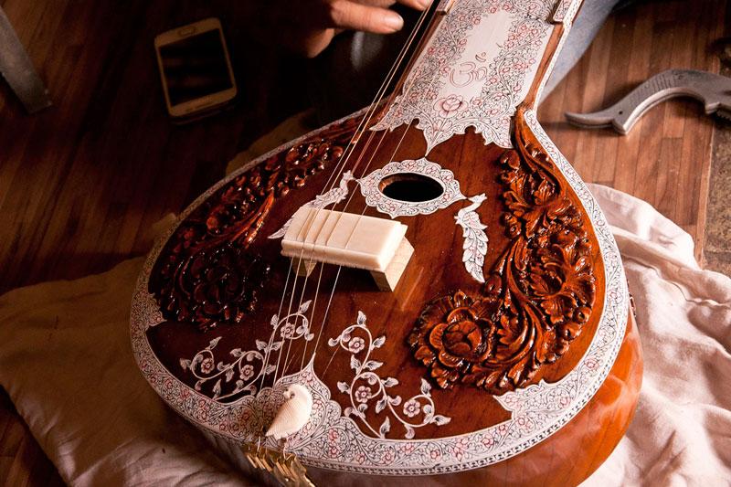 Miraj sitar detail 1